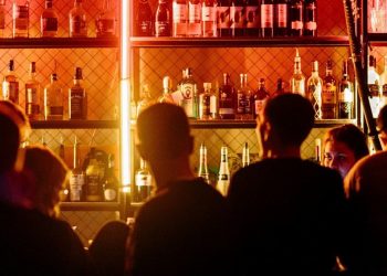 «Επιδημία» τα περιστατικά μέθης σε ανηλίκους τα τελευταία 24ωρα: Στη ΜΕΘ 14χρονος – Χειροπέδες σε γονείς και ιδιοκτήτες νυχτερινών κέντρων