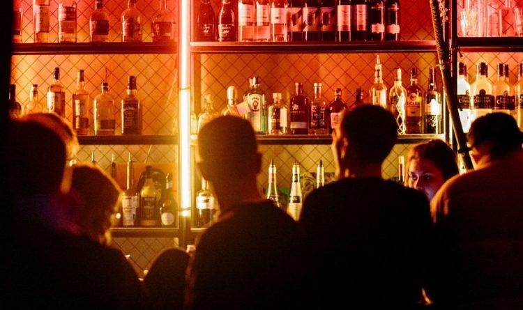 «Επιδημία» τα περιστατικά μέθης σε ανηλίκους τα τελευταία 24ωρα: Στη ΜΕΘ 14χρονος – Χειροπέδες σε γονείς και ιδιοκτήτες νυχτερινών κέντρων