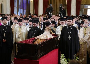 Σε κλίμα συγκίνησης η κηδεία του Αρχιεπισκόπου Αναστάσιου