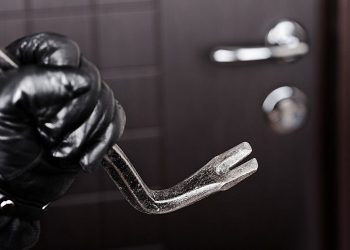 Διάρρηξη σε βίλα στη Φιλοθέη: Κάμερες ασφαλείας κατέγραψαν τους δράστες να ξηλώνουν το χρηματοκιβώτιο