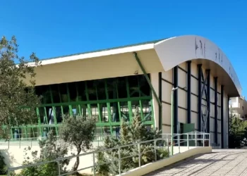 Απόπειρα αρπαγής παιδιού στη Γλυφάδα – Με μαύρα ρούχα και ανοιχτόχρωμα μάτια ο άνδρας που το φώναξε