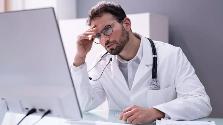 Ηλεκτρονική συνταγογράφηση: Επεσε η νέα πλατφόρμα – Τι καταγγέλλουν οι γιατροί