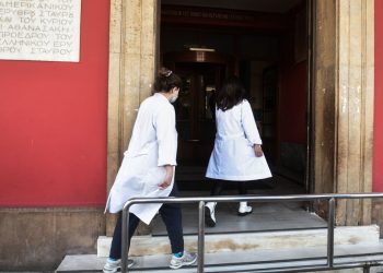 Ερυθρός Σταυρός: «Δεν γνωρίζαμε τι θα αντικρίσουμε στο ασανσέρ» – Ο γιατρός που απεγκλώβισε τους τραυματίες