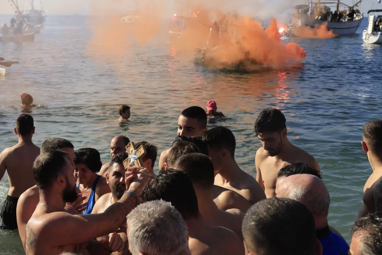Θεοφάνια: Με λαμπρότητα σε όλη την χώρα τελέστηκε ο Αγιασμός των Υδάτων