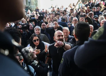 Επεισόδια έξω από το Δικαστικό Μέγαρο Ηρακλείου: Οργισμένο πλήθος λιντσάρει το ζευγάρι για το βασανισμό του 3χρονου Άγγελου