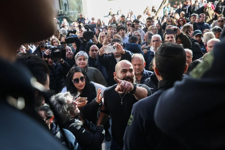 Επεισόδια έξω από το Δικαστικό Μέγαρο Ηρακλείου: Οργισμένο πλήθος λιντσάρει το ζευγάρι για το βασανισμό του 3χρονου Άγγελου