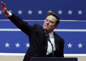 Η αντίδραση του Μασκ για τον χαιρετισμό: «Έχετε κουράσει»…