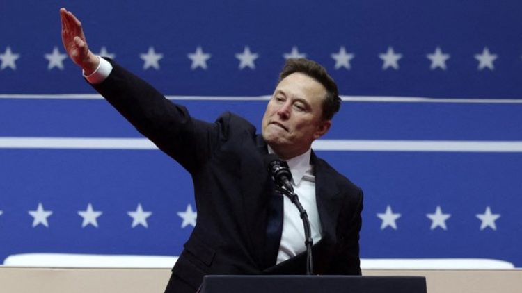 Η αντίδραση του Μασκ για τον χαιρετισμό: «Έχετε κουράσει»…