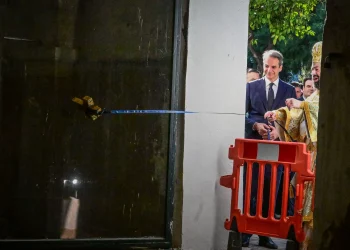 Στη Δεξαμενή Αθηνών ο Κυριάκος Μητσοτάκης – Χάθηκε ο Σταυρός και τον αναζητούσαν με κοντάρι!