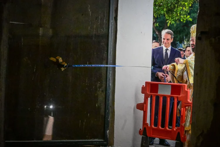 Στη Δεξαμενή Αθηνών ο Κυριάκος Μητσοτάκης – Χάθηκε ο Σταυρός και τον αναζητούσαν με κοντάρι!