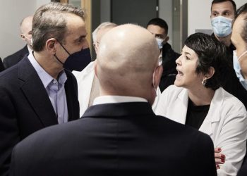 «Η κόρη της κάηκε ζωντανή»: Άγριες αποδοκιμασίες κατά Μητσοτάκη στο «Ασκληπιείο» και… η αντίδρασή του κάτω από τη μάσκα (Video)