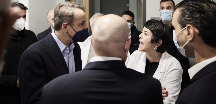 «Η κόρη της κάηκε ζωντανή»: Άγριες αποδοκιμασίες κατά Μητσοτάκη στο «Ασκληπιείο» και… η αντίδρασή του κάτω από τη μάσκα (Video)