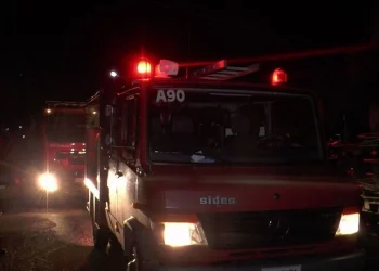 Στις φλόγες το εργοστάσιο της αρτοβιομηχανίας «Καραμολέγκος» στο Κορωπί!