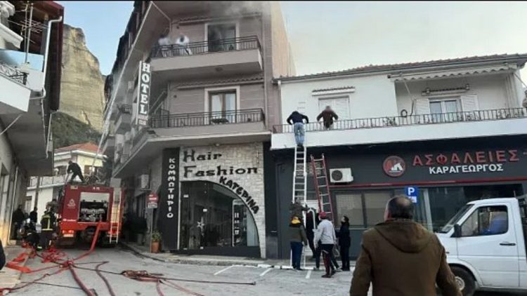 Φωτιά σε ξενοδοχείο στη Καλαμπάκα: Παραμένει στο νοσοκομείο 4μελής οικογένεια