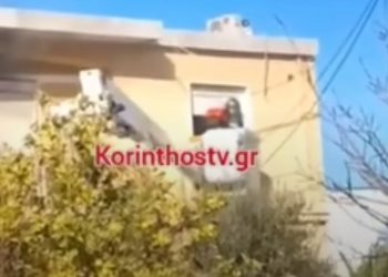 Φωτιά σε σπίτι στην Κόρινθο: Καρέ-καρέ η επιχείρηση απεγκλωβισμού της ηλικιωμένης
