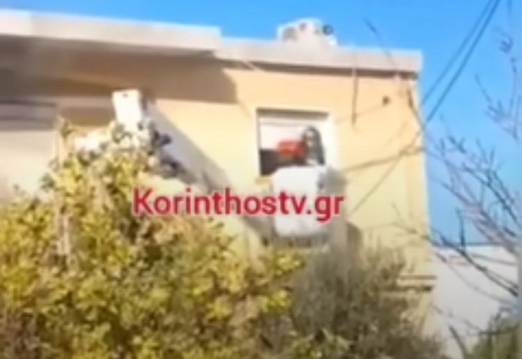 Φωτιά σε σπίτι στην Κόρινθο: Καρέ-καρέ η επιχείρηση απεγκλωβισμού της ηλικιωμένης