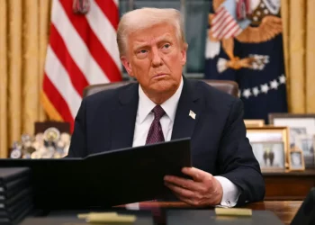 Ντόναλντ Τραμπ: «Καταιγίδα» διαταγμάτων για τη συμφωνία για το κλίμα, ΠΟΥ, δύο φύλα και μεταναστευτικό