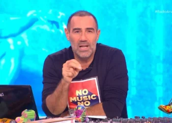 Αντώνης Κανάκης για Κώστα Καραμανλή: Ζούμε στη χώρα που του φιλάνε τα χέρια – Tι είναι αυτά τα κομματοσκυλοπρόβατα; (video)