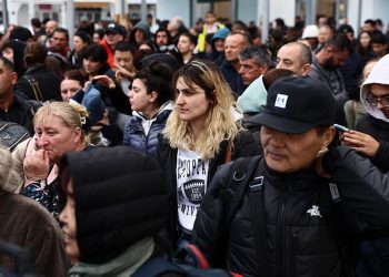 Σεισμοί στις Κυκλάδες: Νέα μαζική αποχώρηση κατοίκων από τη Σαντορίνη