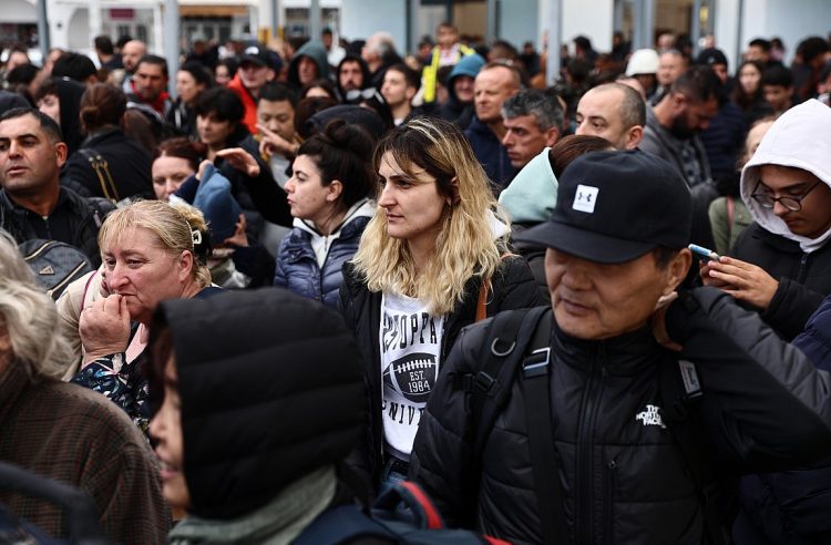 Σεισμοί στις Κυκλάδες: Νέα μαζική αποχώρηση κατοίκων από τη Σαντορίνη