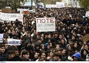 «Δεν έχω οξυγόνο»: Εικόνες από τα μαζικά συλλαλητήρια για τα Τέμπη