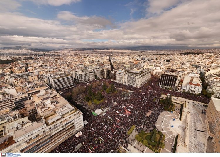 Τέμπη: Εντυπωσιακές πανοραμικές εικόνες από τη μεγάλη συγκέντρωση στην Αθήνα