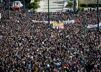 «Δεν έχω οξυγόνο»: Ξεσηκωμός και συγκεντρώσεις σε Ελλάδα και εξωτερικό για το έγκλημα στα Τέμπη – Χάρτης με όλες τις πόλεις