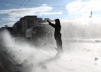 Έωλες δικαιολογίες της ΕΛ.ΑΣ. για τις «Αύρες» σε ειρηνικούς διαδηλωτές και τους ανενόχλητους κουκουλοφόρους