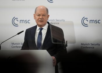 Σολτς: «Θα αποφασίσουμε μόνοι μας πώς θα συνεχίσουμε τη Δημοκρατία μας» – Απάντηση στον Βανς