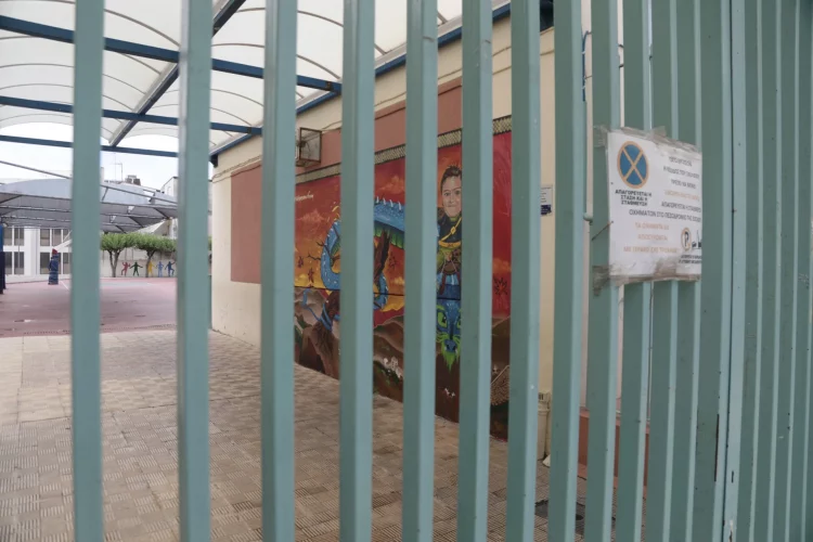 Επίθεση 15χρονου με στυλό σε συμμαθήτριά του: Πειθαρχική δίωξη στον διευθυντή του σχολείου