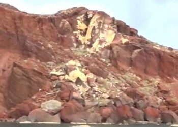 Σαντορίνη: Κατολίσθηση στην Κόκκινη Παραλία μετά τα 5 Ρίχτερ στην Αμοργό