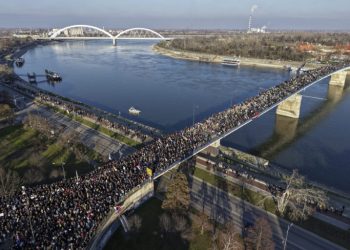 Μεγαλειώδης συγκέντρωση στο Νόβι Σαντ – Αποκλείστηκαν τρεις γέφυρες στον Δούναβη
