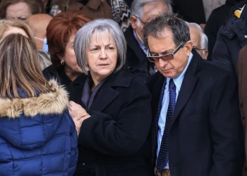 Η μητέρα του Βασίλη Καλογήρου δεν αποσυνέδεσε τα Τέμπη από τον θάνατο του γιου της