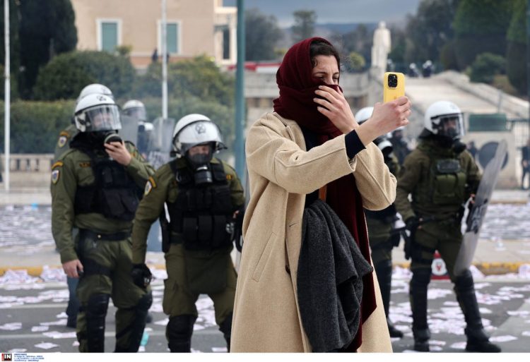 Είκοσι εννέα οι τραυματίες από τα επεισόδια στο Σύνταγμα