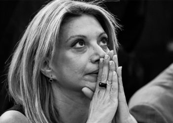 Καρυστιανού για τον ανακριτή Μπακαΐμη: «Σταματήστε να μπαζώνετε τη δικογραφία των Τεμπών»