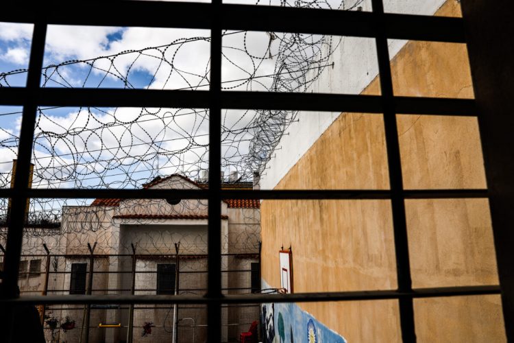 Φυλακές Κορυδαλλού: Ξηλώθηκε η διευθύντρια για εξυπηρετήσεις σε ναρκέμπορους – Οι διάλογοι που την «έκαψαν»