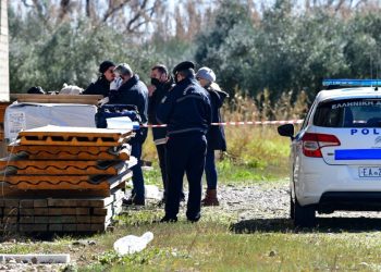 Τέμπη: Ταμπουρωμένος με χειροβομβίδα ο δράστης διπλού φονικού – «Είναι αποφασισμένος», λέει ο δικηγόρος του