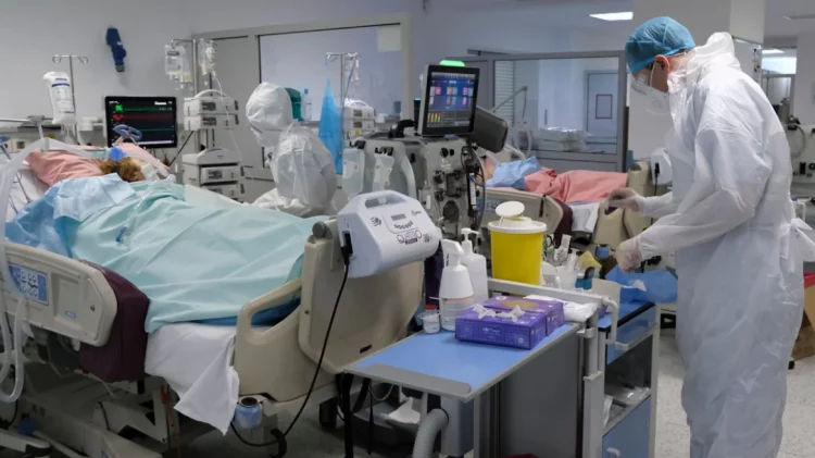 Γιατρός δεν άφηνε τη γυναίκα του που σφάδαζε από τους πόνους να πάει στο νοσοκομείο γιατί είναι Ιεχωβάς