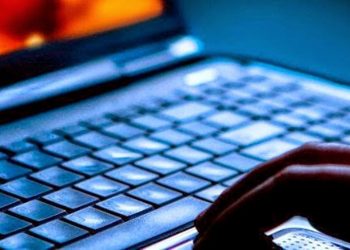 Πορνογραφία ανηλίκων: Συνελήφθησαν δύο 16χρονοι – Έφτιαχναν ψεύτικες γυμνές φωτογραφίες συμμαθητριών τους με AI
