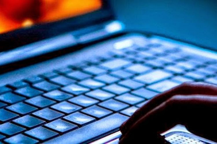 Πορνογραφία ανηλίκων: Συνελήφθησαν δύο 16χρονοι – Έφτιαχναν ψεύτικες γυμνές φωτογραφίες συμμαθητριών τους με AI