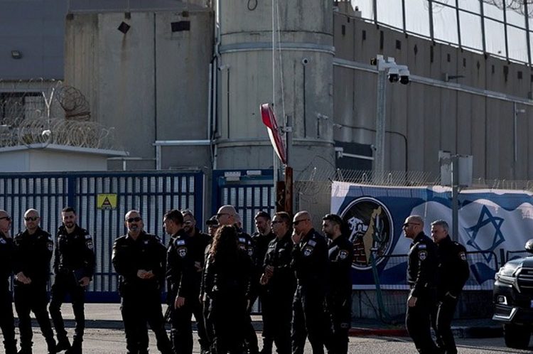 Ισραήλ: Απελευθερώθηκαν 183 Παλαιστίνιοι κρατούμενοι – Τρεις ακόμη όμηροι από τη Χαμάς