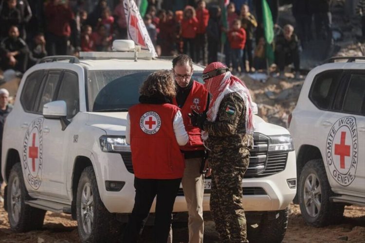 Γάζα: Εκτός φυλακής 183 Παλαιστίνιοι – Η Χαμάς παρέδωσε και τους τρεις Ισραηλινούς ομήρους (Videos)