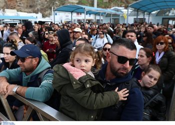 Σεισμοί στη Σαντορίνη: Άρον-άρον φεύγουν από το νησί οι κάτοικοι – Βίντεο