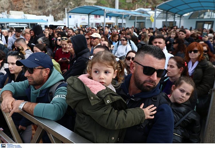 Σεισμοί στη Σαντορίνη: Άρον-άρον φεύγουν από το νησί οι κάτοικοι – Βίντεο
