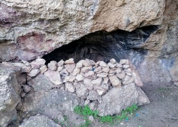 Γυναίκα εντοπίστηκε κρεμασμένη σε σπηλιά στη Βούλα – Σε εξέλιξη οι έρευνες της Αστυνομίας