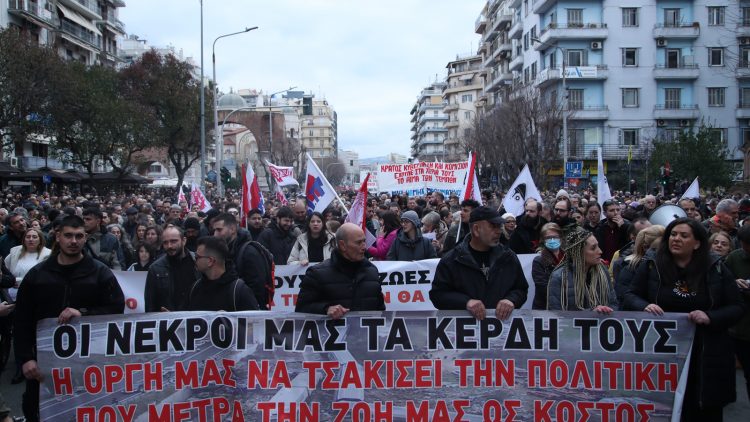 Δημοσκόπηση: 7 στους 10 βλέπουν συγκάλυψη στο έγκλημα των Τεμπών και στο σκάνδαλο των υποκλοπών