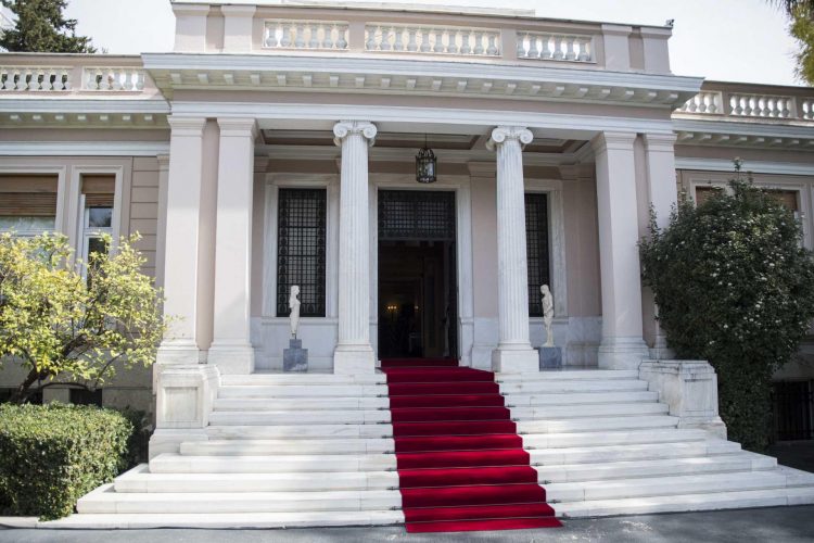 «Άγνοια» στο Μαξίμου για καταγγελίες περί καταδικασμένου αξιωματικού που υπηρετεί στο γραφείο του Δένδια