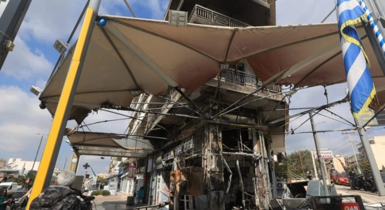 Αργυρούπολη: Εμπρησμός σε πρατήριο υγρών καυσίμων – Οι δράστες απείλησαν τον υπάλληλο με όπλο προτού βάλουν φωτιά