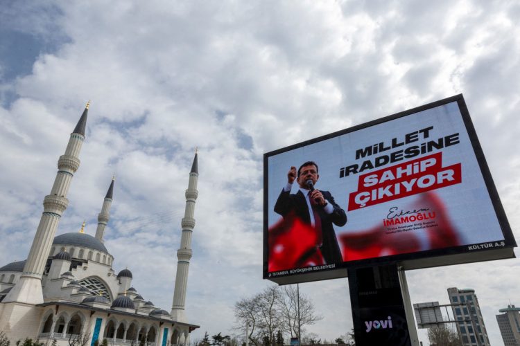 Bloomberg: Γιατί ο Ιμάμογλου αποτελεί απειλή για τον Ερντογάν – Τι σημαίνει για την Τουρκία η φυλάκισή του