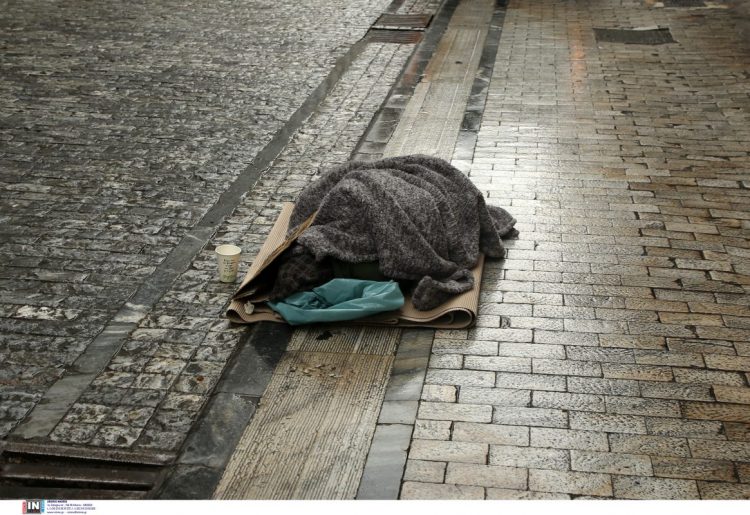 Θρίλερ με τον θάνατο αστέγου μέσα σε εστιατόριο στο κέντρο της Αθήνας